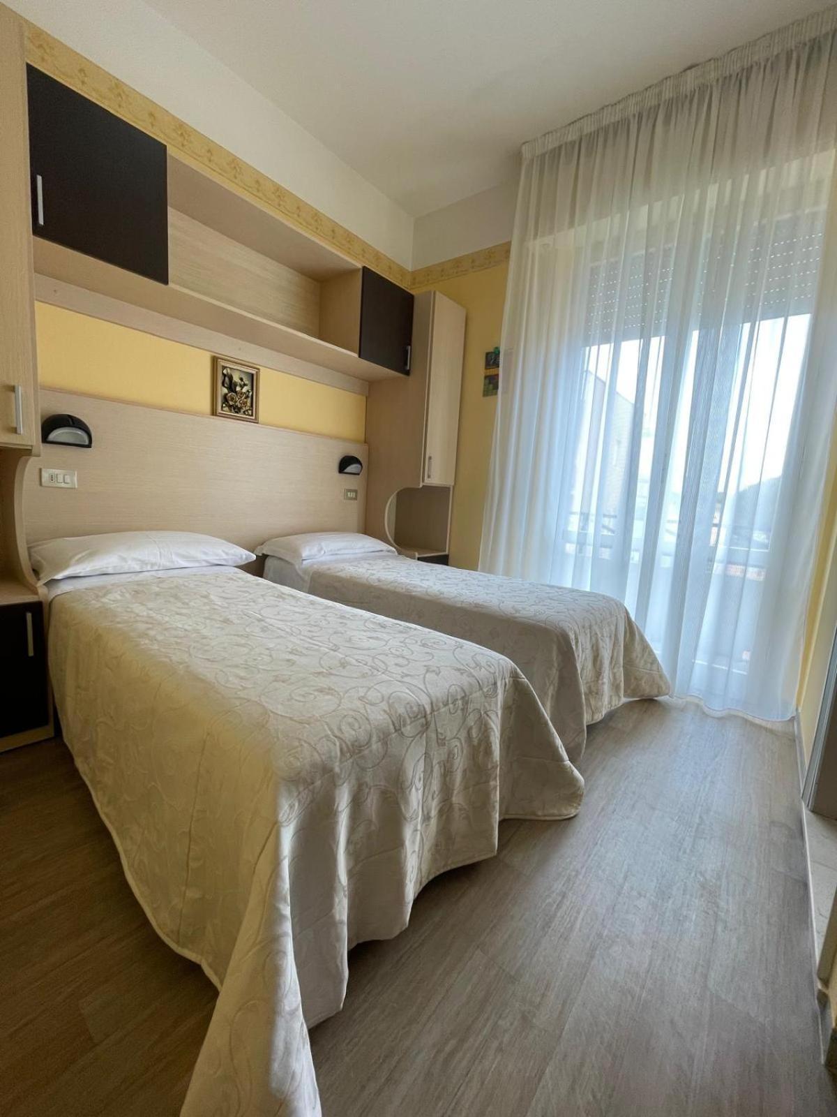 Hotel Festival Rimini Esterno foto